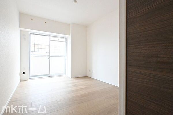 清潔感あるシンプルな洋室はクールでおしゃれな雰囲気を演出します！窓から優しい太陽の光が差し込みます！