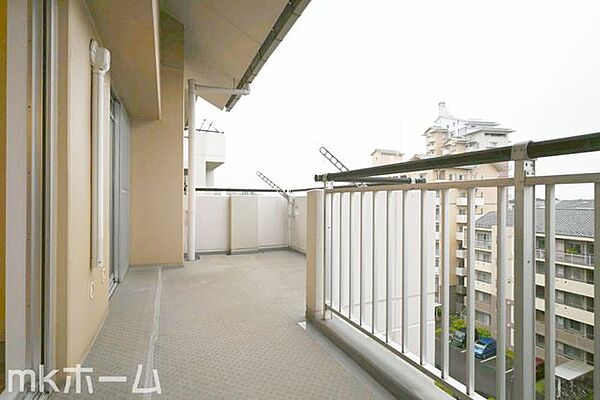 バルコニーは陽当たりとともに風通しも良く洗濯物もよく乾きます！
