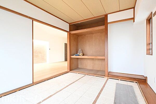 リビング横の和室は多目的に利用可能な空間です！お子様の遊び場、また客間として多彩にご利用頂けます！
