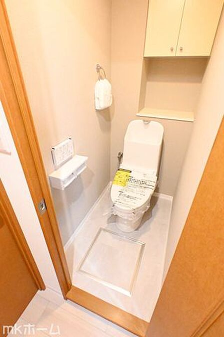 温水洗浄便座付きのトイレです!設置された小物入れはトイレットペーパーやお掃除用具の収納にも便利!