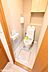 トイレ：温水洗浄便座付きのトイレです！設置された小物入れはトイレットペーパーやお掃除用具の収納にも便利！