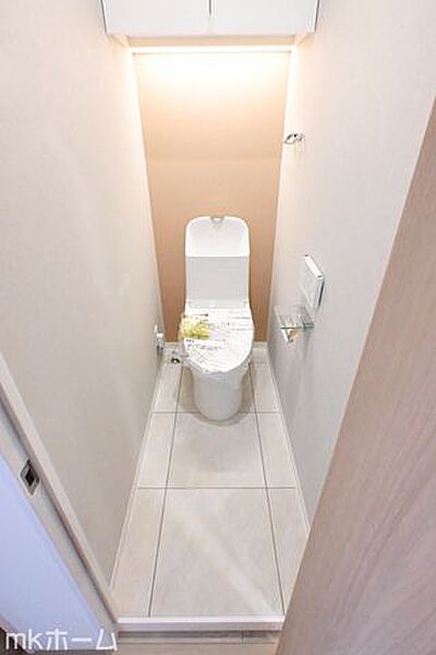 温水洗浄便座付きのトイレです！設備は新品に交換済みですので気持ちよくお住まい頂けます！