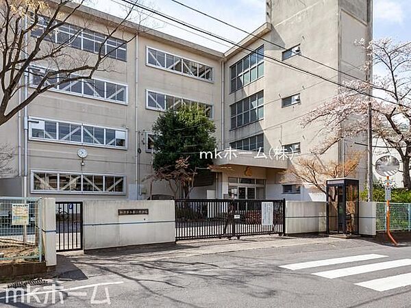 松戸市立第三中学校 徒歩9分。 650m