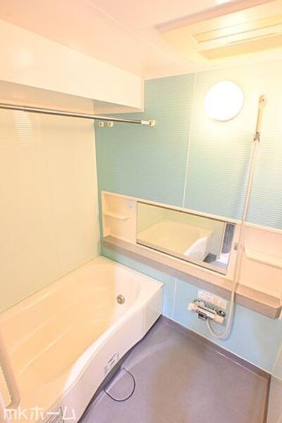 足を延ばし入浴できる大きな浴槽は一日の疲れを癒してくれる空間です！癒しのひと時をお過ごしください！