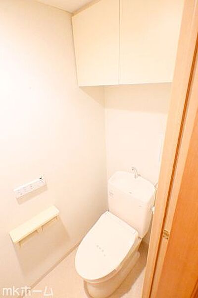 温水洗浄便座付きのトイレです！設置された小物入れはトイレットペーパーやお掃除用具の収納にも便利！