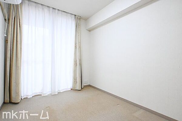 シンプルな洋室はおしゃれで居心地の良い空間です！室内はで柔らかい陽の光が差し込みます！