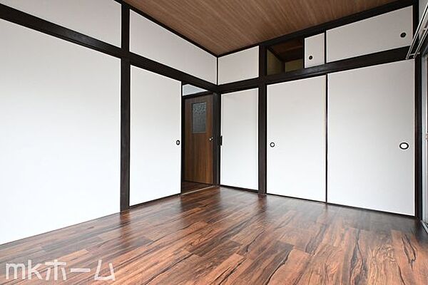 洋室には収納もしっかり完備されており、部屋を広々と利用することが可能なです！