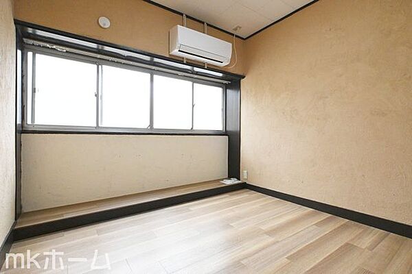 清潔感あるシンプルな洋室はクールでおしゃれな雰囲気を演出します！窓から優しい太陽の光が差し込みます！
