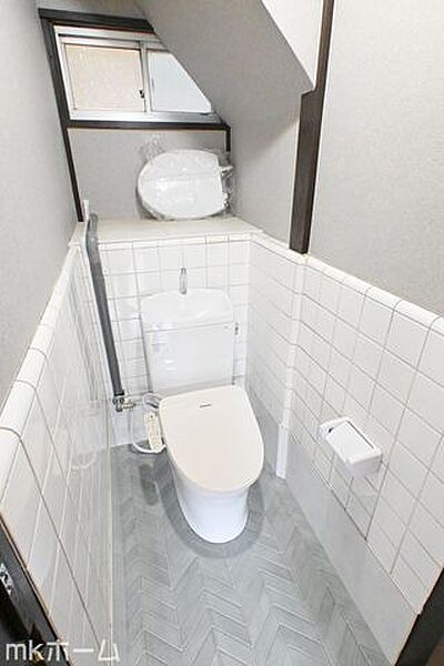 温水洗浄便座付きのトイレです！もちろん窓もあり換気もしっかり出来ます！
