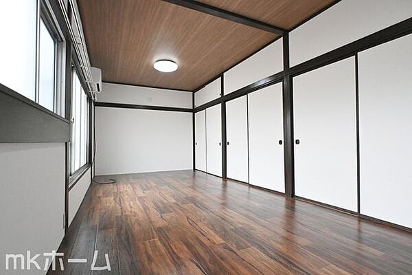 居室に大型のクローゼットを設置！豊富な収納があることで広い居住スペースを確保することができます！