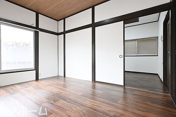 シンプルな洋室はおしゃれで居心地の良い空間です！室内は柔らかい陽の光が差し込みます！