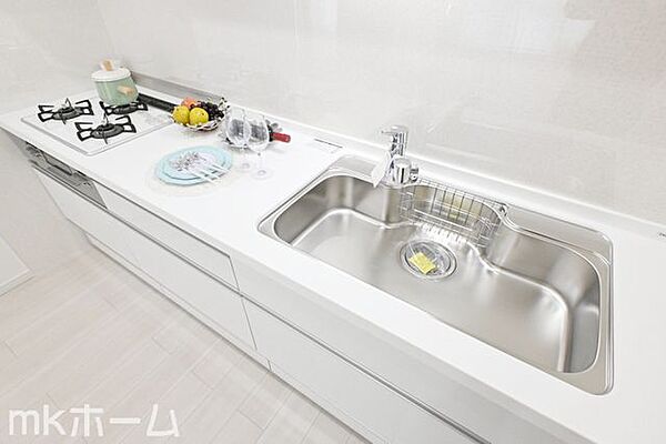 使い勝手の良いシステムキッチンを採用！作業スペースも広めにとられておりご家族でお料理が楽しめます！