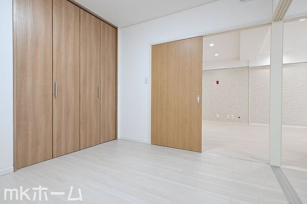 洋室には収納もしっかり完備されており、部屋を広々と利用することが可能なです！