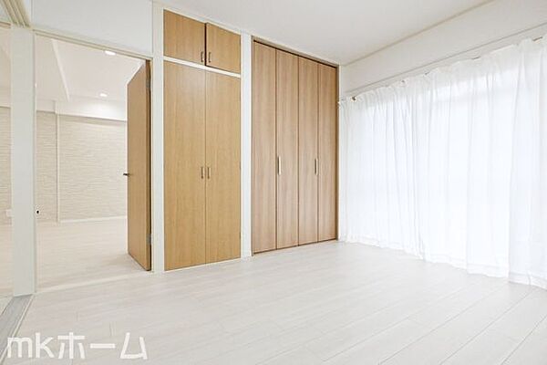 居室に大型のクローゼットを設置！豊富な収納があることで広い居住スペースを確保することができます！