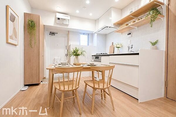 光あふれる開放的なリビングは自然と家族が集まる空間！家族団らんの時間を優しく見守るお住まいです！