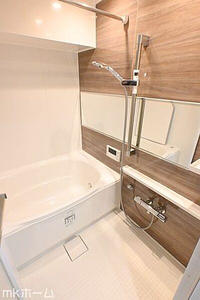 足を延ばし入浴できる大きな浴槽は一日の疲れを癒してくれる空間です！癒しのひと時をお過ごしください！