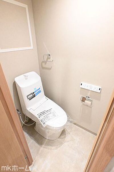 温水洗浄便座付きのトイレです！設備は新品に交換済みですので気持ちよくお住まい頂けます！