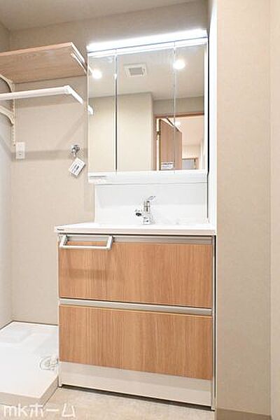 大きな鏡と洗面台が付いた洗面化粧台は収納も豊富！買い置きした日用品などまとめて収納する事が出来ます！