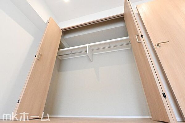 たっぷりの洋服や荷物が収納できる大型クローゼットを完備！
