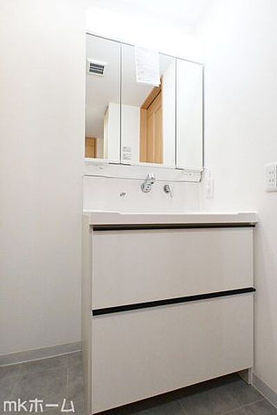 大きな鏡と洗面台が付いた洗面化粧台は収納も豊富！買い置きした日用品などまとめて収納する事が出来ます！