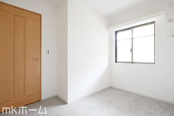 シンプルな洋室はおしゃれで居心地の良い空間です！二面採光で柔らかい陽の光が差し込みます！