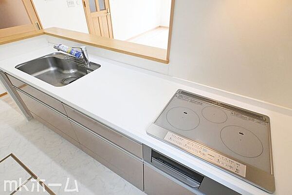 使い勝手の良いシステムキッチンを採用！作業スペースも広めにとられておりご家族でお料理が楽しめます！