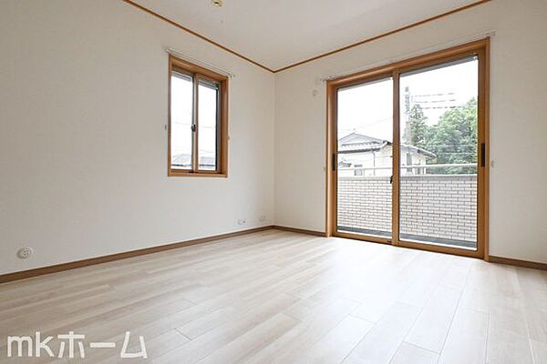 シンプルな洋室はおしゃれで居心地の良い空間です！二面採光で柔らかい陽の光が差し込みます！