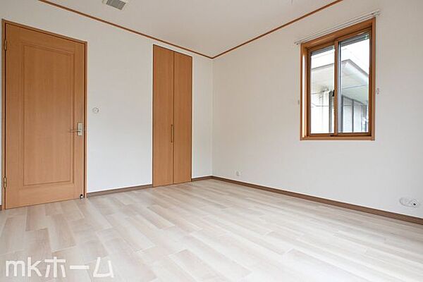 洋室には収納もしっかり完備されており、部屋を広々と利用することが可能なです！