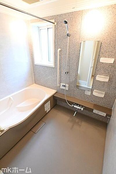 足を延ばし入浴できる大きな浴槽は一日の疲れを癒してくれる空間です！癒しのひと時をお過ごしください！