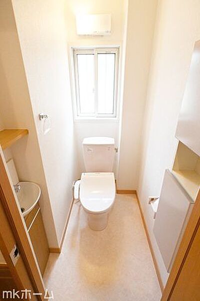 温水洗浄便座付きのトイレです！もちろん窓もあり換気もしっかり出来ます！