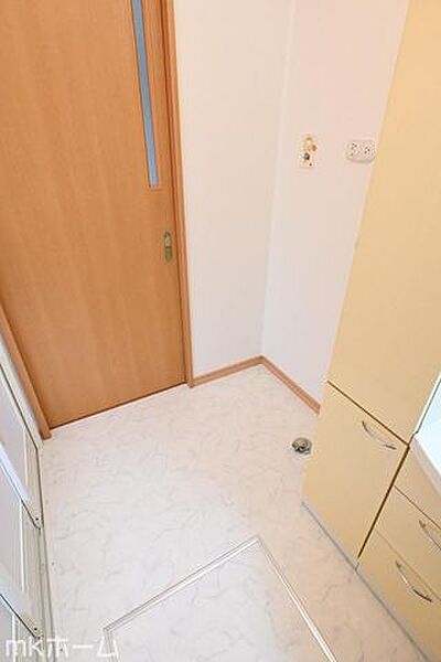 洗濯機置き場も広めのスペースを確保しております！是非、現地にてスペースを確認してみてください！