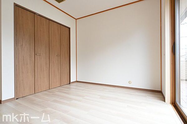 居室に大型のクローゼットを設置！豊富な収納があることで広い居住スペースを確保することができます！