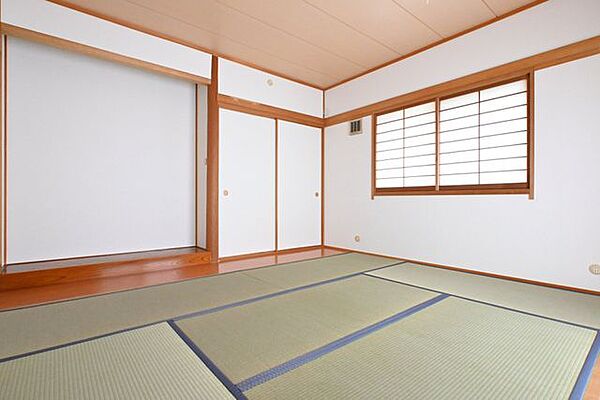 あると落ち着く和室があります！押入収納付きですのでお布団類なども無理なく収納できます！