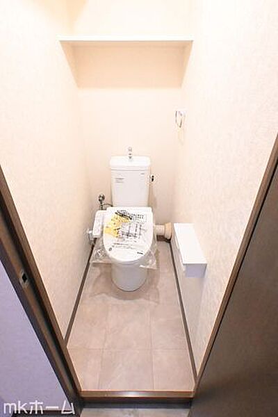 温水洗浄便座付きのトイレです！設備は新品に交換済みですので気持ちよくお住まい頂けます！