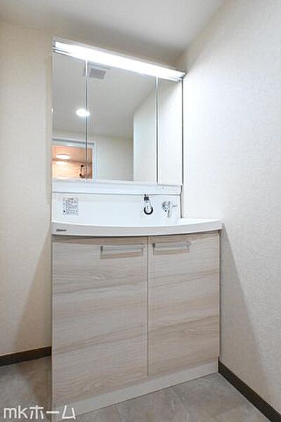 大きな鏡と洗面台が付いた洗面化粧台は収納も豊富！買い置きした日用品などまとめて収納する事が出来ます！