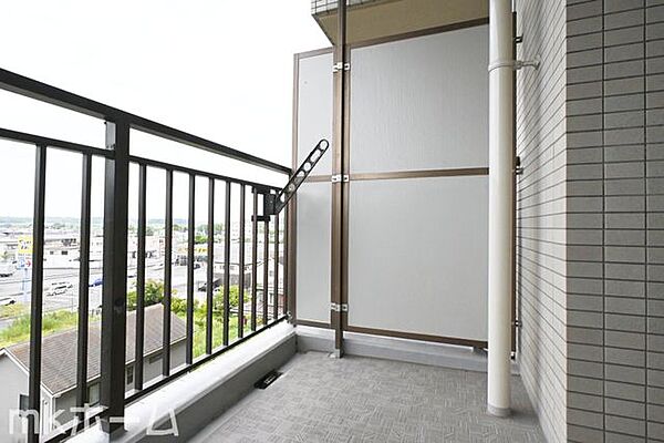 バルコニーは陽当たりとともに風通しも良く洗濯物もよく乾きます！