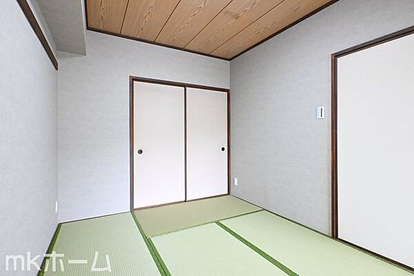 リビング横にはあると落ち着く和室があります！押入収納付きですのでお布団類なども無理なく収納できます！