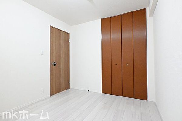 居室に大型のクローゼットを設置！豊富な収納があることで広い居住スペースを確保することができます！