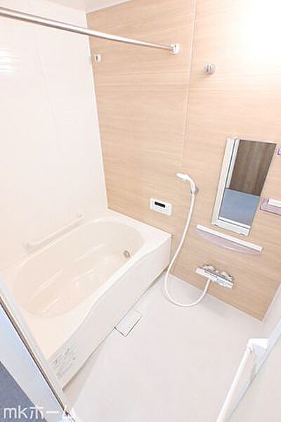足を延ばし入浴できる大きな浴槽は一日の疲れを癒してくれる空間です！癒しのひと時をお過ごしください！