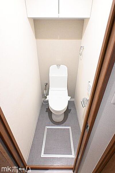 温水洗浄便座付きのトイレです！設置された小物入れはトイレットペーパーやお掃除用具の収納にも便利！