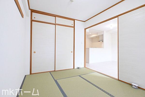 リビング横にはあると落ち着く和室があります！押入収納付きですのでお布団類なども無理なく収納できます！