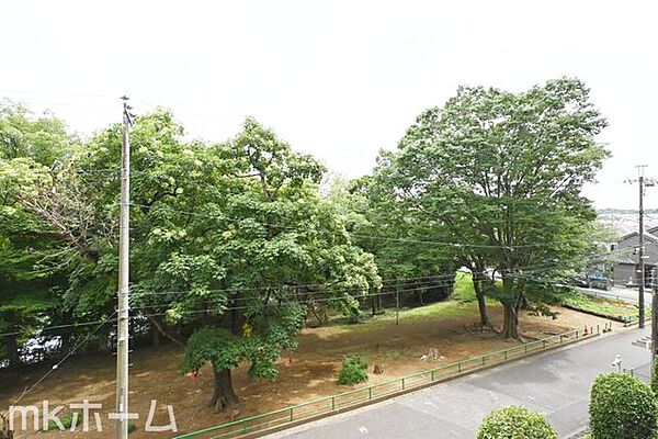 抜けるような眺望はマンションならではですね！3階のお部屋ですので陽当たりも良好です！
