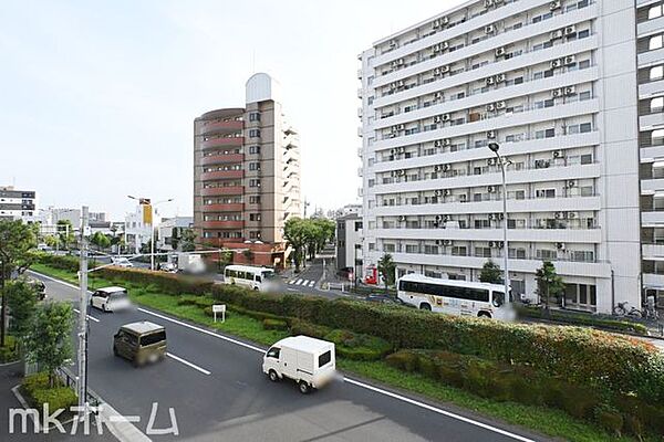 抜けるような眺望はマンションならではですね！3階のお部屋ですので陽当たりも良好です！