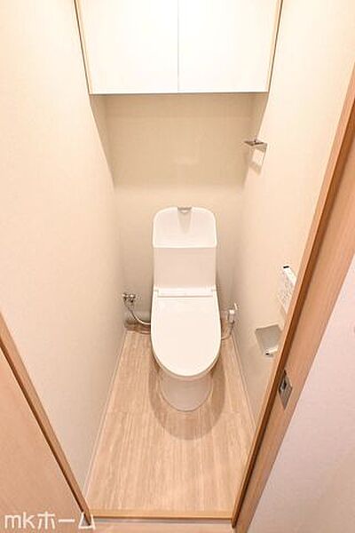 温水洗浄便座付きのトイレです！設備は新品に交換済みですので気持ちよくお住まい頂けます！