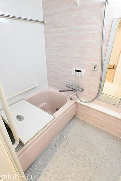 足を延ばし入浴できる大きな浴槽は一日の疲れを癒してくれる空間です！癒しのひと時をお過ごしください！