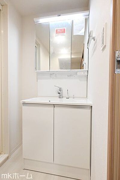 大きな鏡と洗面台が付いた洗面化粧台は収納も豊富！買い置きした日用品などまとめて収納する事が出来ます！