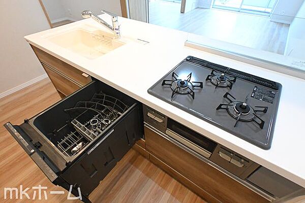 食洗機付きのシステムキッチンは収納も豊富！散らかりがちなキッチンも大容量の収納でスッキリ片付きます！