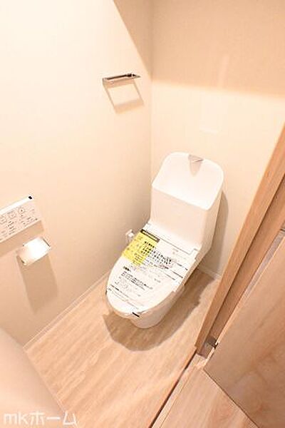 温水洗浄便座付きのトイレです！設備は新品に交換済みですので気持ちよくお住まい頂けます！