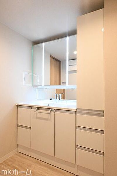 大きな鏡と洗面台が付いた洗面化粧台は収納も豊富！買い置きした日用品などまとめて収納する事が出来ます！