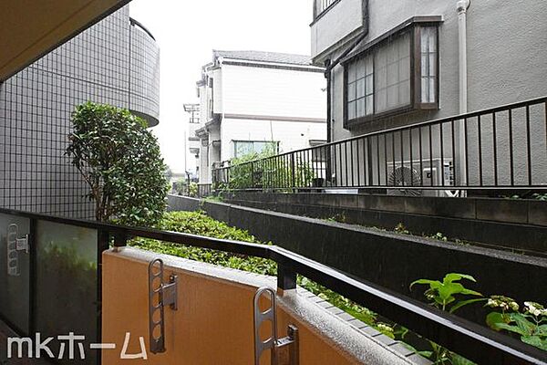 抜けるような眺望はマンションならではですね！2階のお部屋ですので陽当たりも良好です！